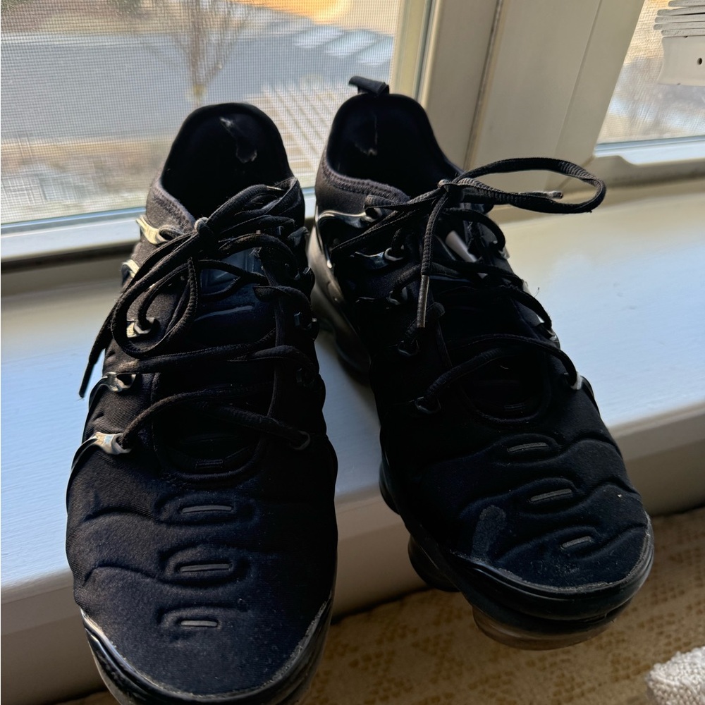 Black Nike vapormax size 9 women’s - used